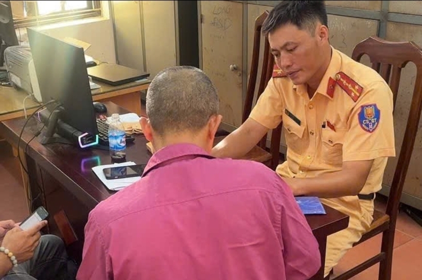 CSGT làm việc, xử lý tài xế xe buýt vi phạm.