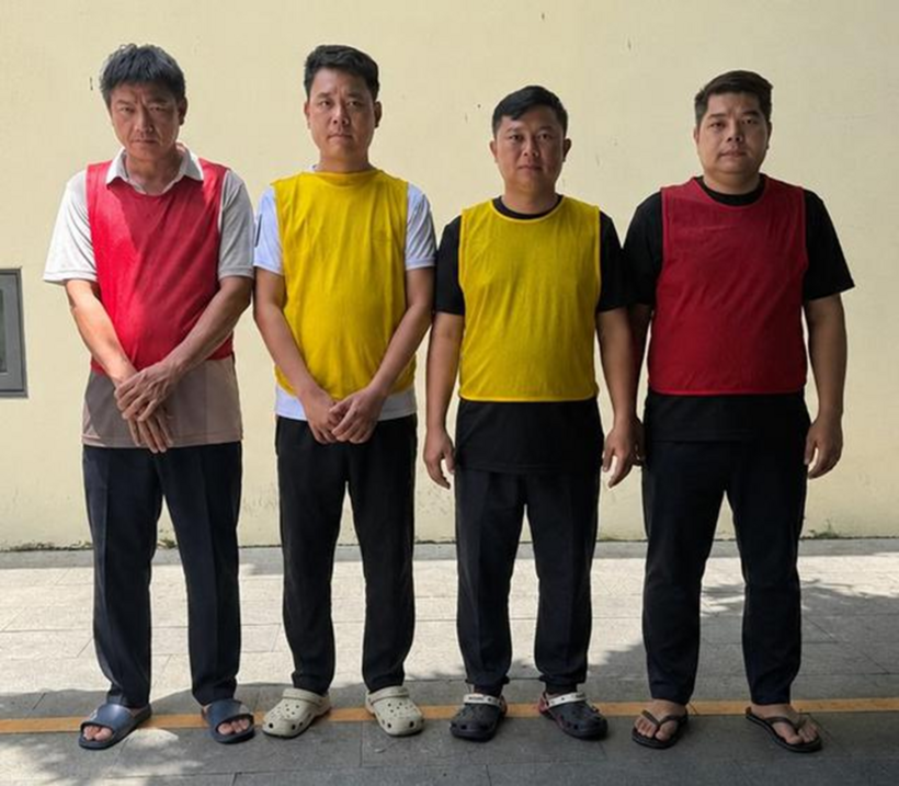 Các bị can trong đường dây cá độ bóng đá bị bắt giữ tại cơ quan công an. Ảnh: Thanh Niên
