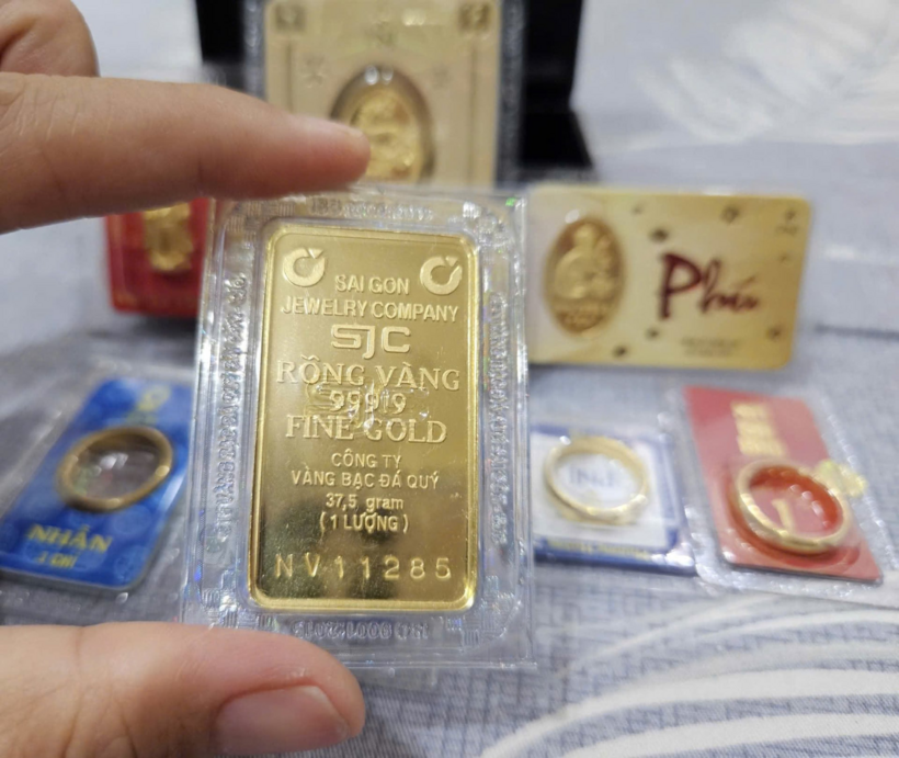 Sáng 2/8, vàng miễng SJC giảm 900.000 đồng/lượng ở cả hai chiều, giao dịch vàng miếng ở mức 137 - 141 triệu đồng/lượng (mua vào - bán ra). Ảnh: Dân Việt