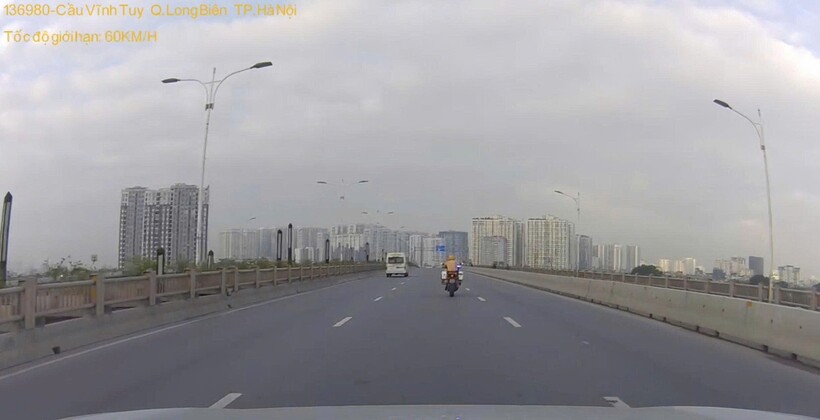 CSGT mở đường cho xe chở người bệnh từ nút giao Thạch Bàn- Cổ Linh đến bệnh viện Bạch Mai. Ảnh CACC.