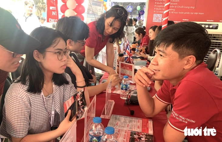 Thí sinh tìm hiểu thông tin đăng ký xét tuyển tại Ngày tư vấn xét tuyển đại học do báo Tuổi Trẻ tổ chức - Ảnh: TRẦN HUỲNH