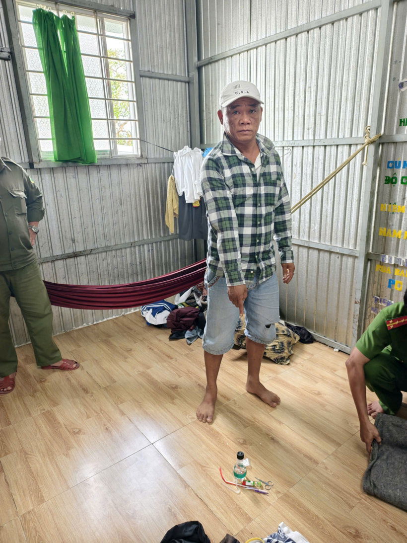 Đối tượng Võ Trường Giang cùng các bọc nilon ma túy và bộ dụng cụ sử dụng bị thu giữ tại hiện trường. Ảnh: Công an tỉnh An Giang