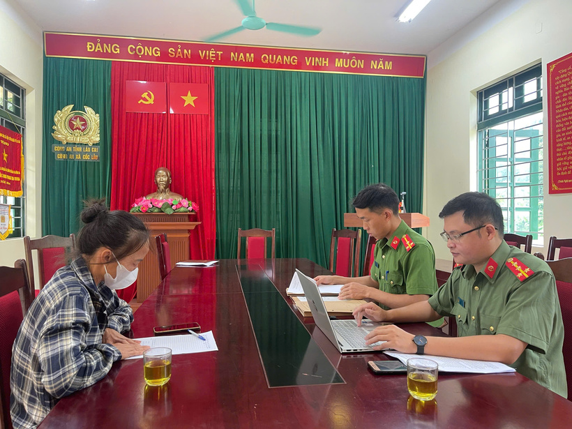 Lực lượng chức năng làm việc với L.T.H. Ảnh Công an tỉnh Lào Cai.