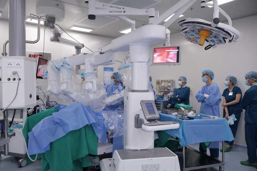 Robot Toumai không thay thế bác sĩ mà đóng vai trò như “cánh tay nối dài”, giúp bác sĩ quan sát rõ hơn, thao tác chính xác hơn ở những vị trí sâu và hẹp, từ đó góp phần giảm sang chấn và hỗ trợ người bệnh hồi phục nhanh hơn. Ảnh Vinmec