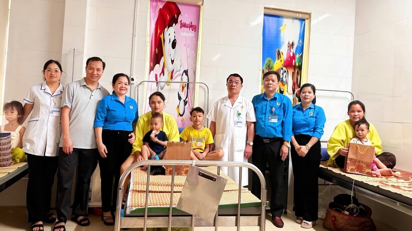 Nhân dịp Ngày Quốc tế Thiếu nhi 1/6, Bệnh viện Đa khoa Khu vực Bắc Quang đã tổ chức chương trình thăm hỏi, động viên và trao quà cho các bệnh nhi đang điều trị tại bệnh viện, mang đến cho các em một ngày Tết Thiếu nhi ấm áp và đầy yêu thương. (Ảnh Bệnh viện Đa khoa khu vực Bắc Quang).