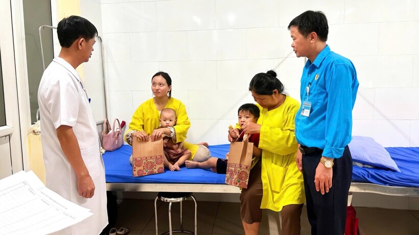 Bệnh viện Đa khoa khu vực Bắc Quang làm tốt công tác khám chữa bệnh và chăm sóc sức khỏe cho nhân dân   - 1