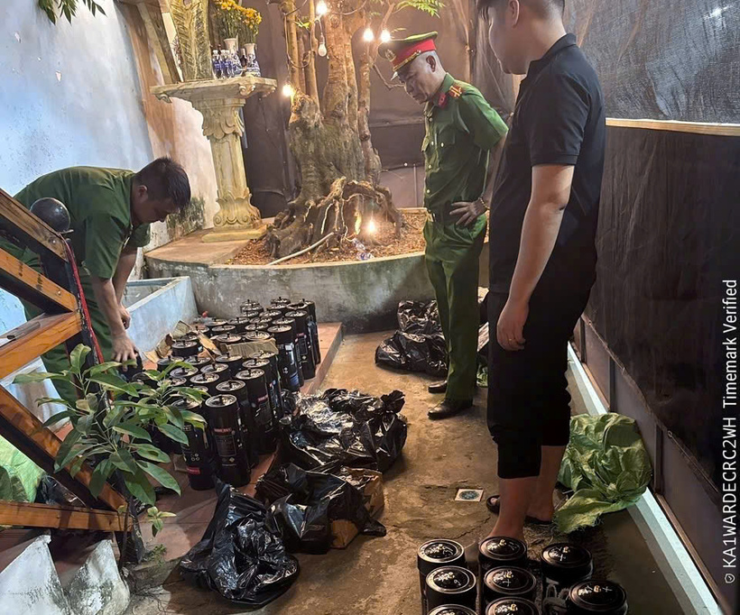 Lực lượng chức năng kiểm tra cơ sở kinh doanh. Ảnh Công an TP Hải Phòng.