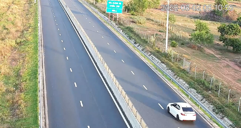 Thời điểm xe hơi màu trắng của bà H. lùi trên cao tốc Vĩnh Hảo - Phan Thiết. Ảnh: Thanh Niên