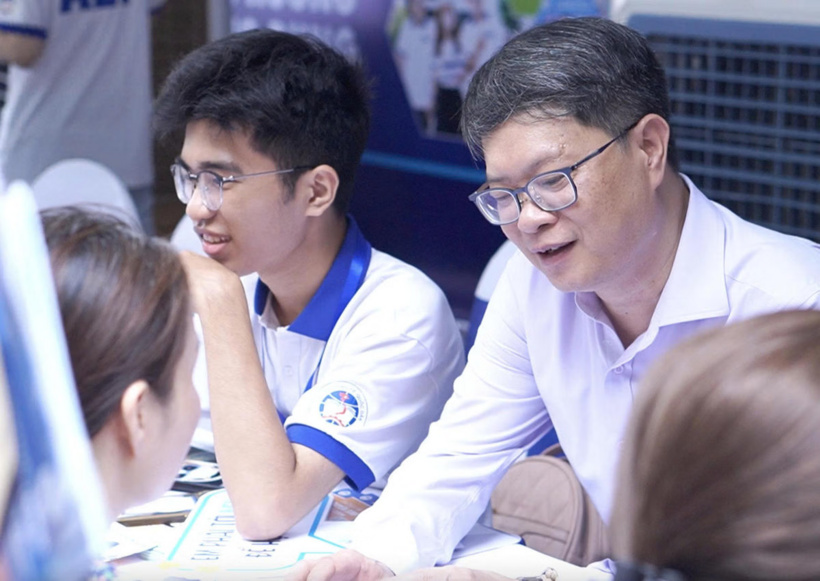 Đại diện trường đại học tư vấn tuyển sinh cho thí sinh. Ảnh: Đại đoàn kết