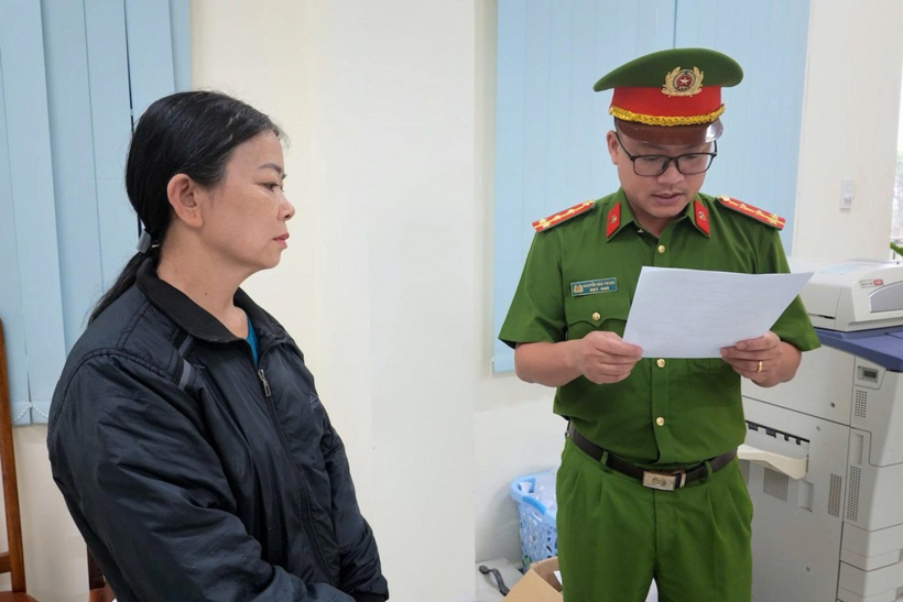Bà Thủy lúc bị khởi tố khi dùng cồn công nghiệp pha với nước lã thành rượu trắng để bán (Ảnh: Công an Quảng Ngãi)/VnExpress
