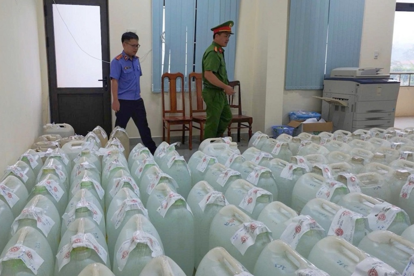 Hàng trăm can rượu do bà Thủy pha đã bị niêm phong. Ảnh: Công an Quảng Ngãi/VnExpress
