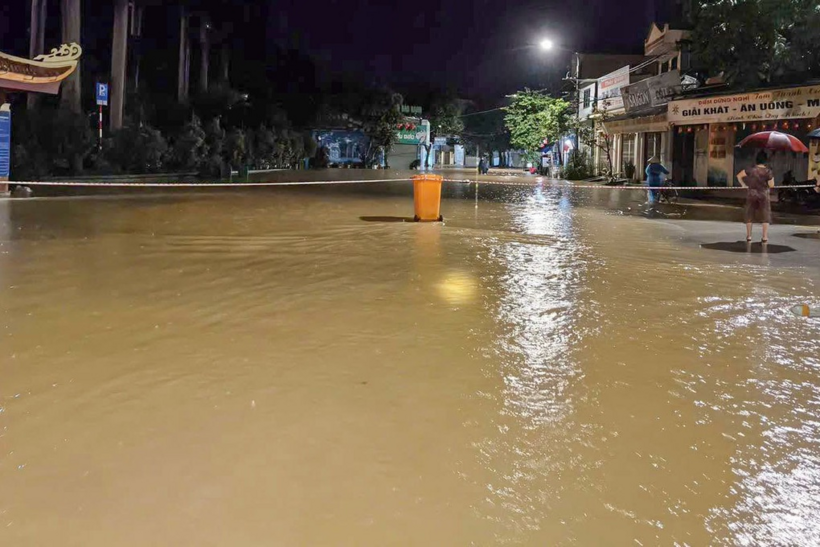 Nhiều tuyến đường, phố ở Lạng Sơn ngập sâu sau mưa lớn. Ảnh: Dân Trí