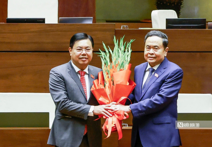 Ủy viên Bộ Chính trị, Chủ tịch Quốc hội Trần Thanh Mẫn trao hoa chúc mừng tân Bộ trưởng Bộ Nội vụ Nguyễn Tiến Hải (Ảnh: Hữu Thắng).
