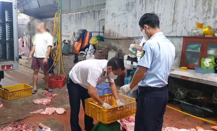 Lực lượng chức năng kiểm tra - Ảnh: QLTT cung cấp / Theo báo Tuổi trẻ.