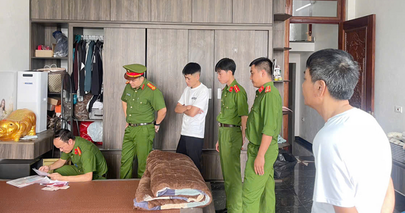 Cơ quan Công an tiến hành khám xét nơi ở của các đối tượng tham gia cá cược. (Ảnh: Công an Thanh Hóa)