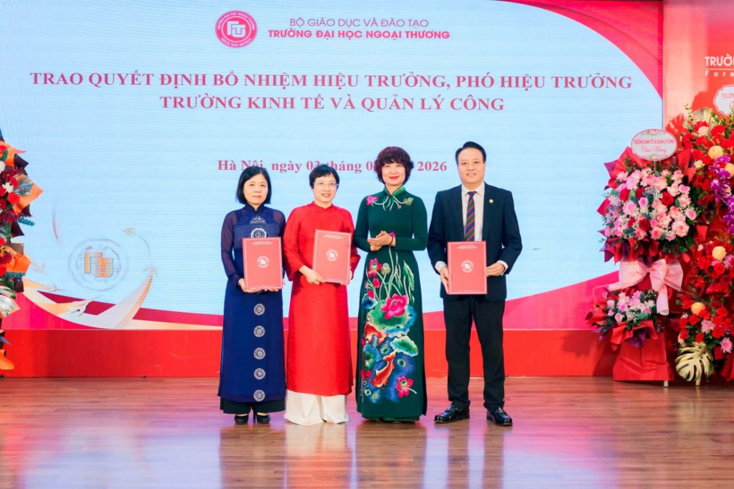 Hiệu trưởng Trường Đại học Ngoại thương trao quyết định bổ nhiệm Hiệu trưởng, Phó Hiệu trưởng Trường Kinh tế và Quản lý công. Ảnh: FTU
