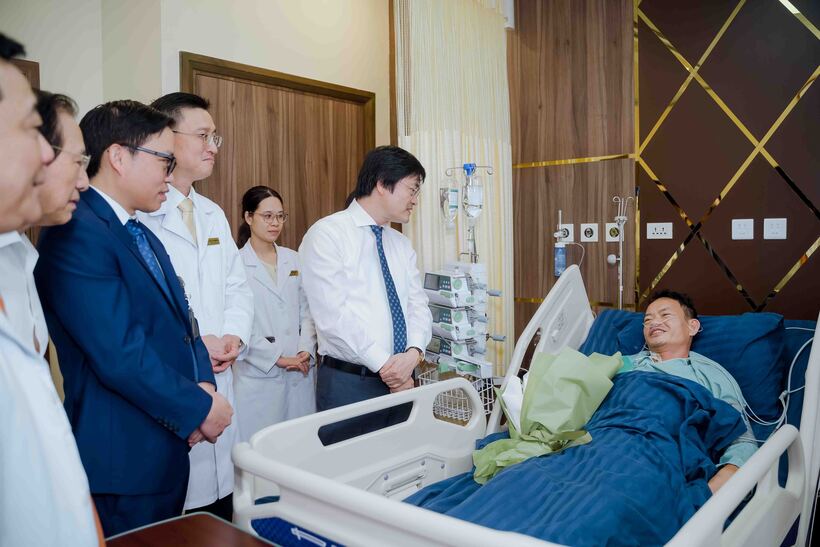 TS Nguyễn Trọng Diện -  Giám đốc Sở Y tế Hà Nội thăm hỏi bệnh nhân sau ca phẫu thuật tại Vinmec Smart City. Ảnh Vinmec