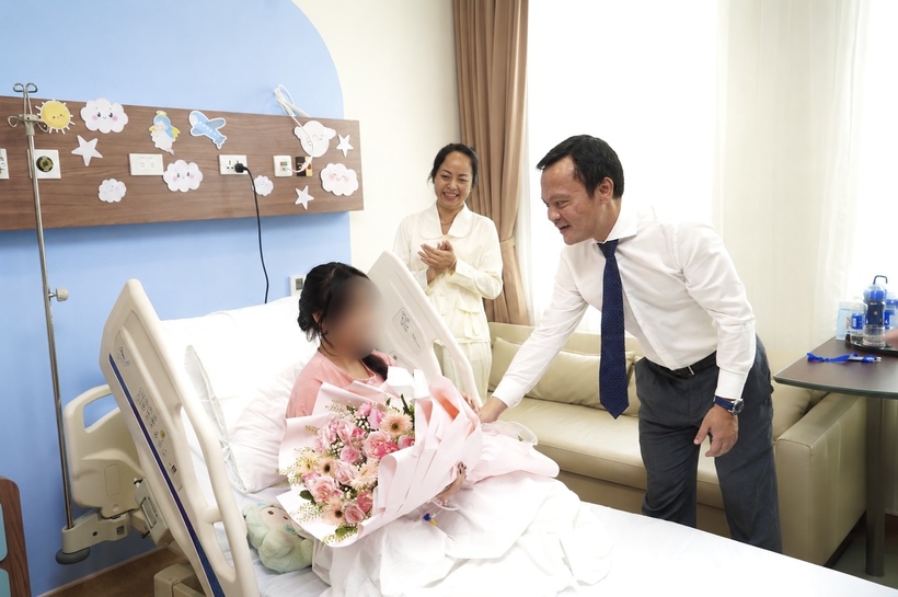 PGS.TS.BS Hoàng Quốc Cường – Giám đốc Sở Y tế Cần Thơ thăm hỏi bệnh nhân sau ca phẫu thuật tại Vinmec Cần Thơ. Ảnh Vinmec