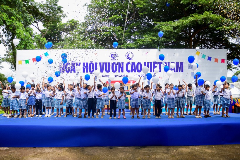 Những trái bóng bay mang theo ước mơ của các em nhỏ cùng bay cao, như lời gửi gắm về một tương lai đầy hy vọng và khát vọng vươn xa (Ảnh: Hải An).