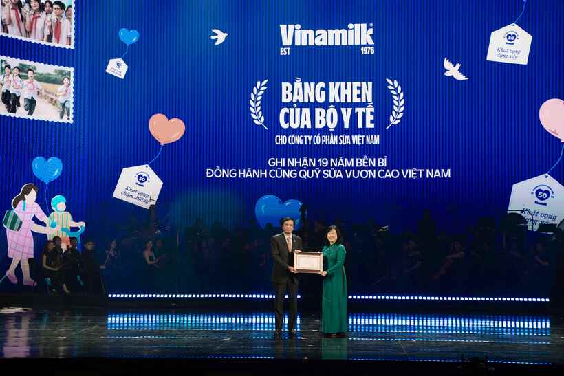 Ông Nguyễn Hạnh Phúc - Chủ tịch Hội đồng Quản trị Vinamilk - đón nhận Bằng khen của Bộ Y tế từ Bộ trưởng Đào Hồng Lan tại chương trình nghệ thuật đặc biệt "50 năm - Phụng sự khát vọng Việt" (Ảnh: Minh Anh).