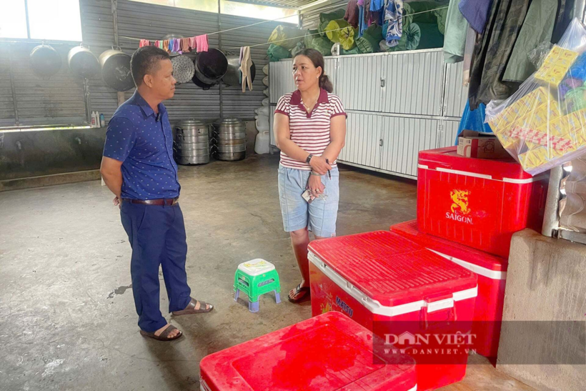 Đoàn công tác UBND xã Ea Ktur, tỉnh Đắk Lắk kiểm tra cơ sở nấu ăn Ni Ya. (Ảnh: Công Nam/Dân Việt)
