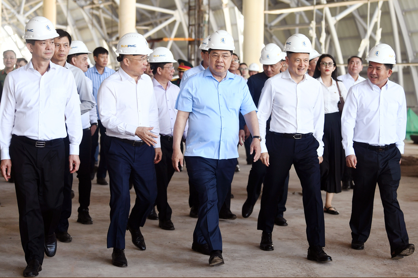 Phó Thủ tướng Thường trực Chính phủ Phạm Gia Túc trực tiếp kiểm tra hàng loạt công trình trọng điểm như dự án mở rộng Cảng hàng không quốc tế Phú Quốc.