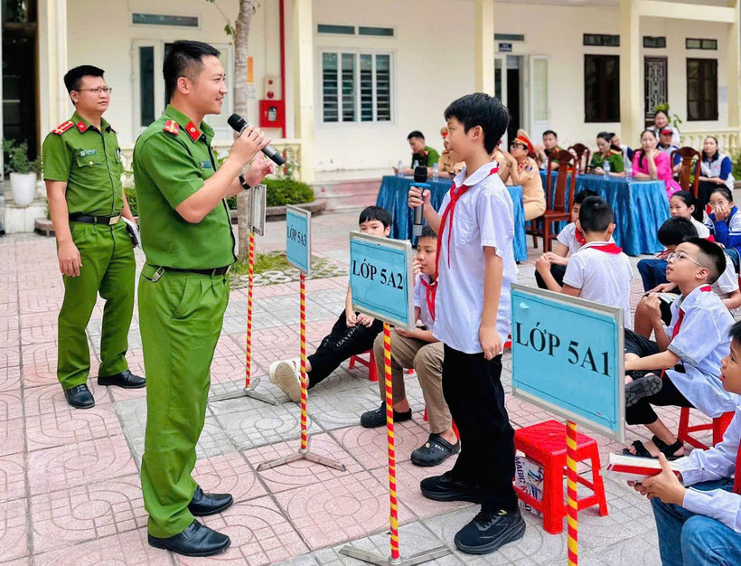 Thiết lập chế độ thông tin định kỳ giữa nhà trường và công an cấp xã. Ảnh: MOET