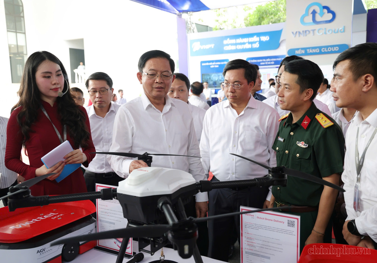 Phó Thủ tướng Hồ Quốc Dũng tham quan trưng bày sản phẩm, kết quả nổi bật về khoa học và công nghệ, chuyển đổi số trên địa bàn tỉnh Phú Thọ - Ảnh: VGP/Gia Huy