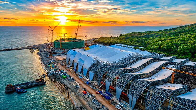 Trung tâm tổ chức hội nghị APEC đã hoàn thành khoảng 98% phần kết cấu bê tông cốt thép, 93% kết cấu thép. Ảnh Sun Group