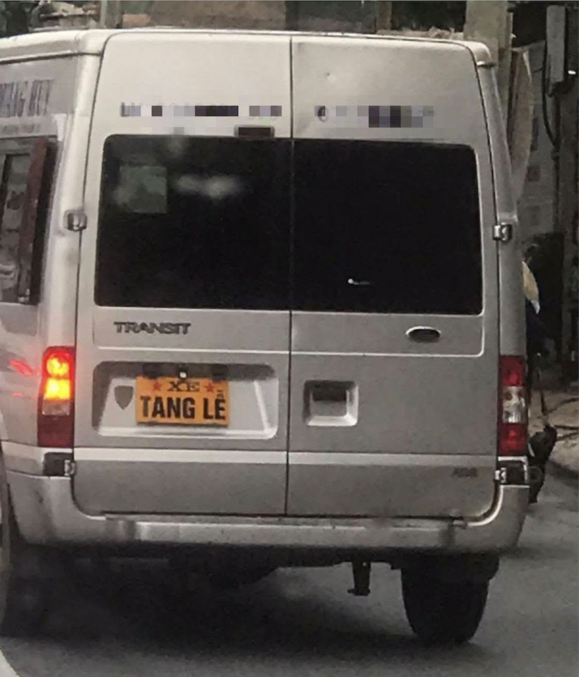 Ô tô dùng bảng "xe tang lễ" để che biển số. Ảnh: Cục CSGT