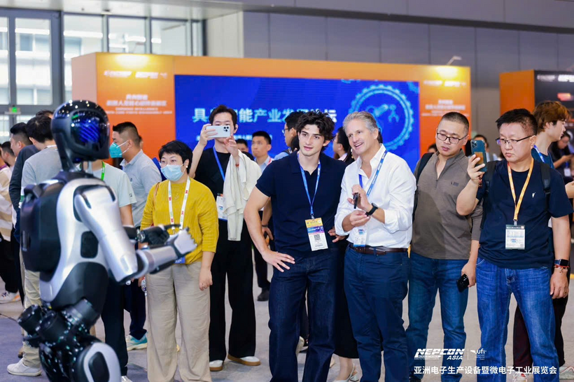 Khách tham quan có cơ hội trải nghiệm các công nghệ và thiết bị sản xuất mới tại triển lãm. Ảnh: ITWA VIETNAM