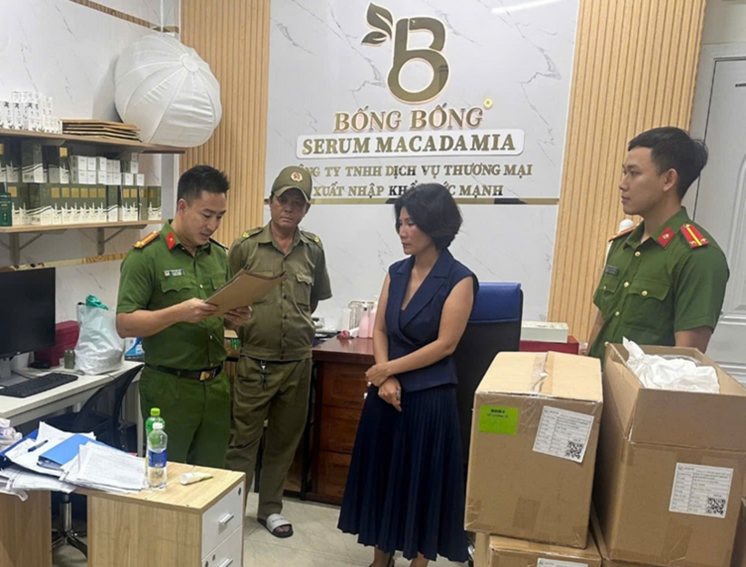 Cơ quan Cảnh sát điều tra Công an tỉnh Đắk Lắk thi hành lệnh khám xét khẩn cấp đối với bị can Nguyễn Thị Lựu. Ảnh: Công an tỉnh Đắk Lắk