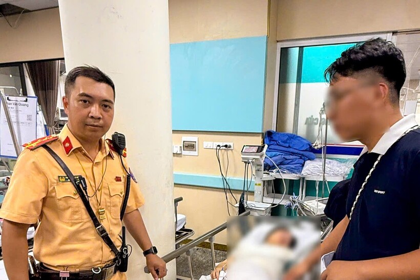 Nhờ sự hỗ trợ của CSGT, sản phụ được đưa đến bệnh viện an toàn.