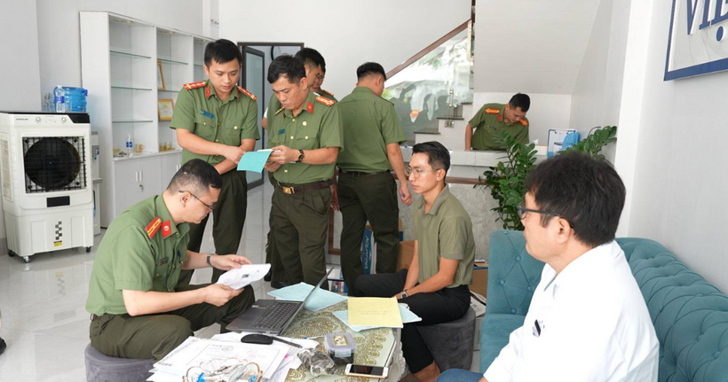 Đại tá Lương Ngọc Quyết Phó Giám đốc Công an tỉnh Cao Bằng trực tiếp chỉ đạo công tác khám xét khẩn cấp phòng khám Việt Nhật CB.