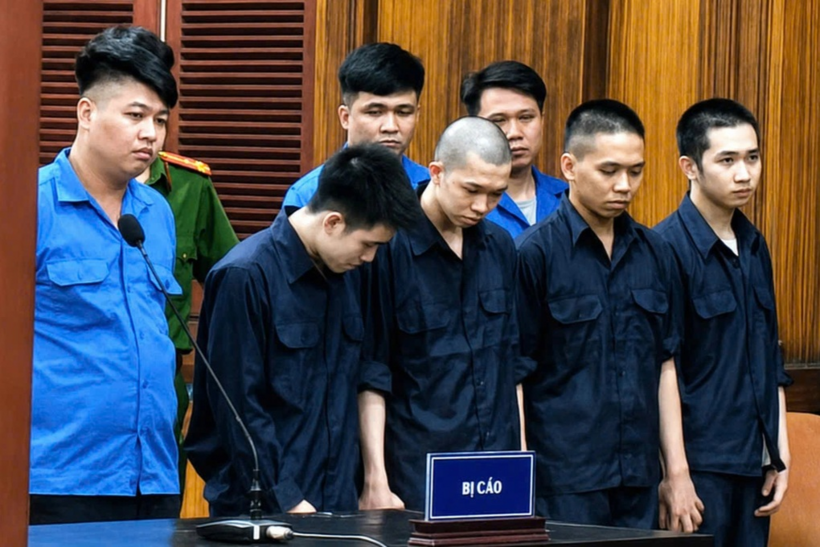 Các bị cáo tại tòa (Ảnh: Hồng Hào)/Dân Trí