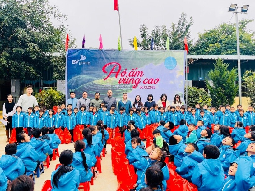 Chương trình “Áo ấm vùng cao” với mục tiêu mang hơi ấm đến với các em nhỏ tại Trường PTDTBT Tiểu học Chiềng Sơ. Ảnh Nhà trường cung cấp