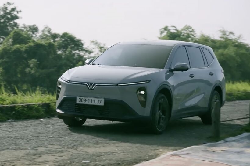 Anh Nguyễn Bình Minh (Hà Nội) quyết định chuyển từ chiếc SUV dầu của gia đình sang xe điện VF MPV 7. (Ảnh: NVCC)