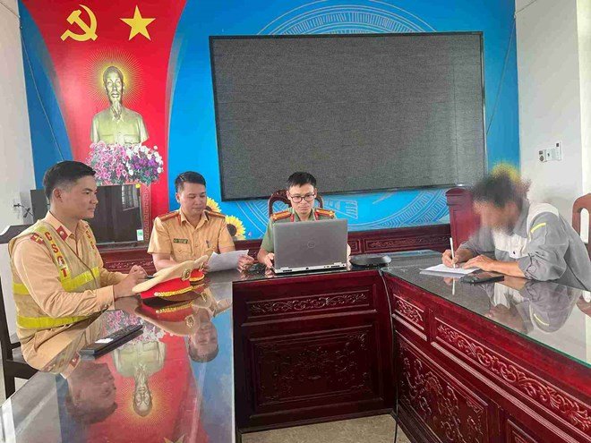 Cơ quan Công an làm việc với anh T.V.K. Ảnh: Công an tỉnh Hưng Yên