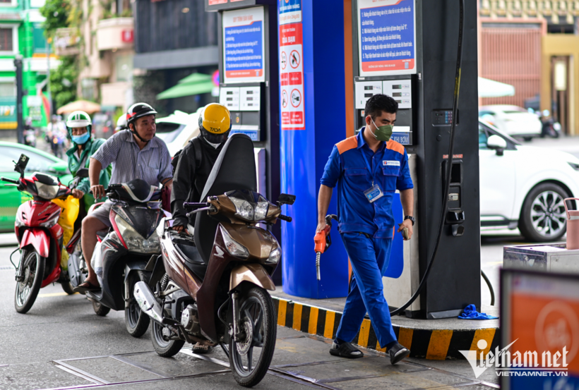 Giá xăng dầu trong nước sẽ điều chỉnh vào ngày mai. Ảnh: Nguyễn Huế
