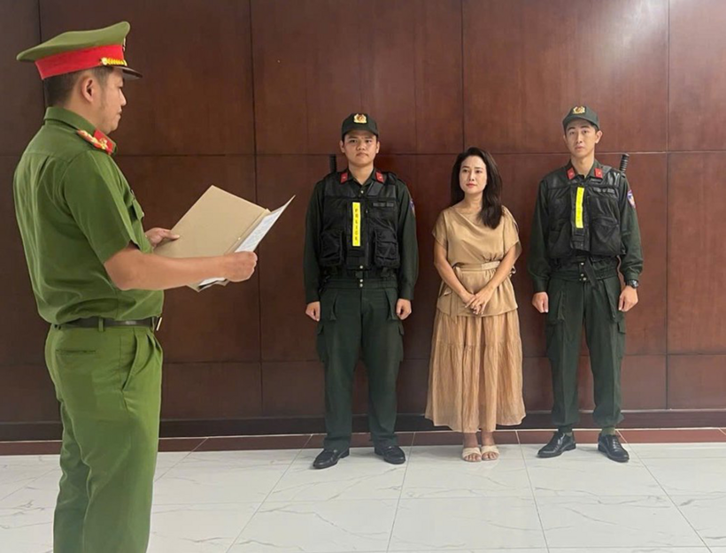 Cơ quan công an tống đạt các quyết định và lệnh đối với ca sĩ Nguyễn Thị Hiền (nghệ danh Phương Diễm Huyền). Ảnh: CACC/Vietnamnet