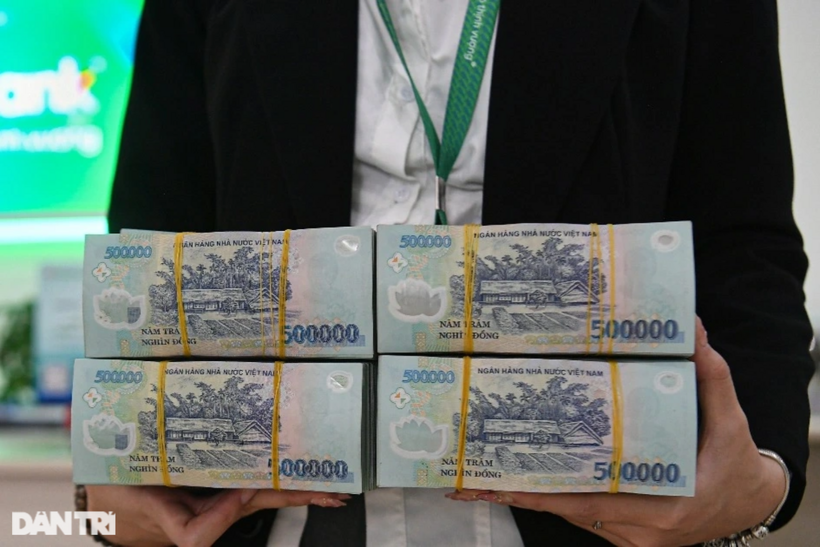 Giao dịch tiền ở ngân hàng (Ảnh: Mạnh Quân).