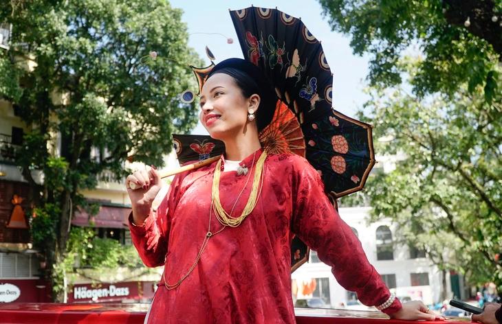 Bạn trẻ diện trang phục truyền thống, tôn vinh nét đẹp văn hóa xưa - Ảnh: Nguyễn Hiền/Tuổi Trẻ