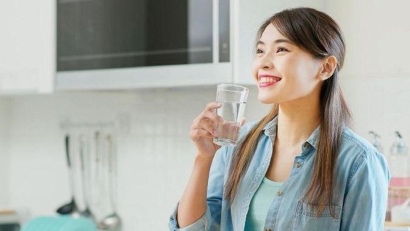 Uống nước ấm giúp cải thiện tình trạng mất tiếng