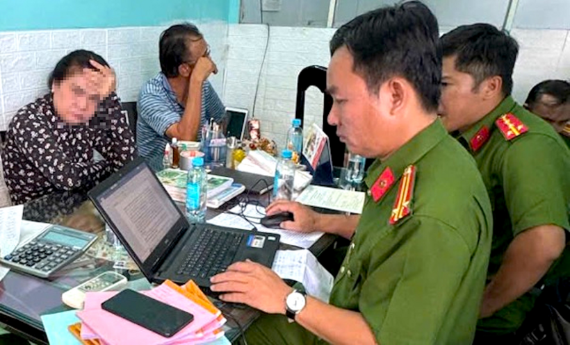 Lực lượng Công an làm việc với chủ cơ sở kinh doanh. Ảnh: Trang thông tin điện tử Công an tỉnh An Giang