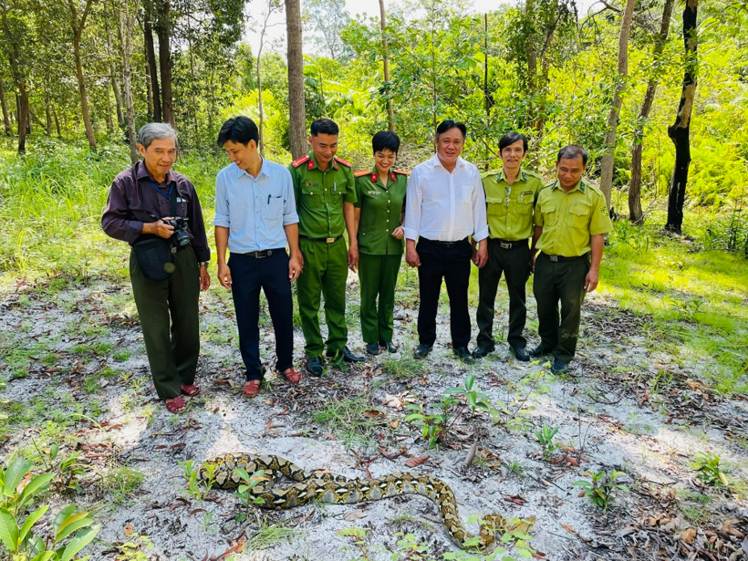 Lực lượng chức năng tham gia thả cá thể trăn quý hiếm. Ảnh: Trang thông tin điện tử Công an tỉnh Lâm Đồng