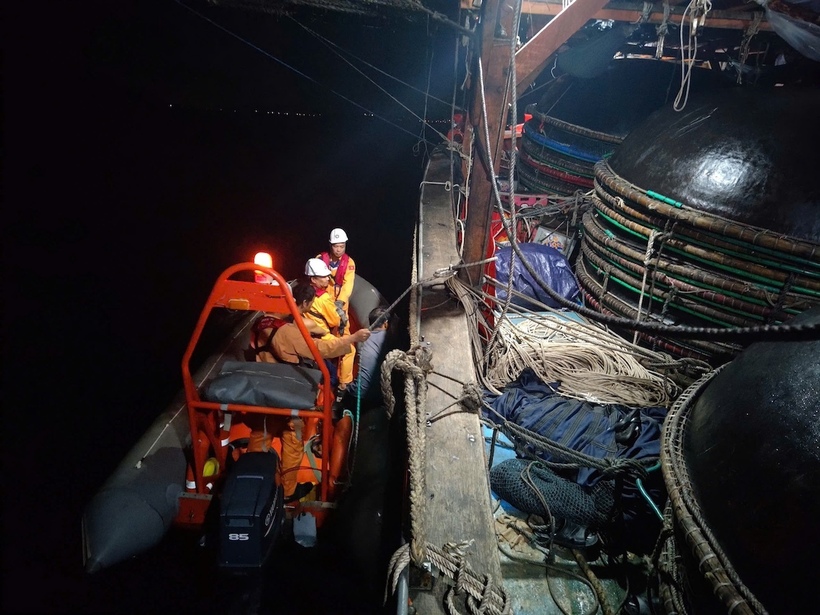 Lực lượng chuyên ngành tìm kiếm cứu nạn hàng hải tiếp cận tàu bị nạn QNg 95157 TS. Ảnh: VMRCC
