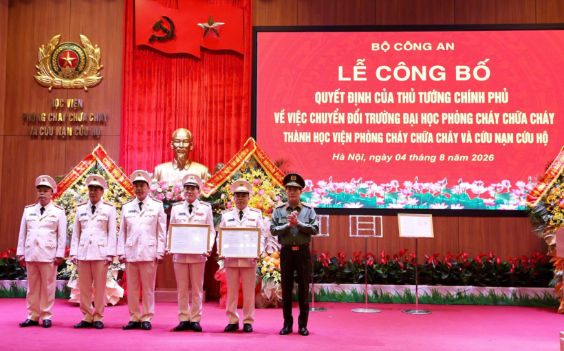 Thượng tướng Lê Quốc Hùng trao các quyết định cho lãnh đạo Học viện Phòng cháy chữa cháy và Cứu nạn cứu hộ. Ảnh: VietNamnet