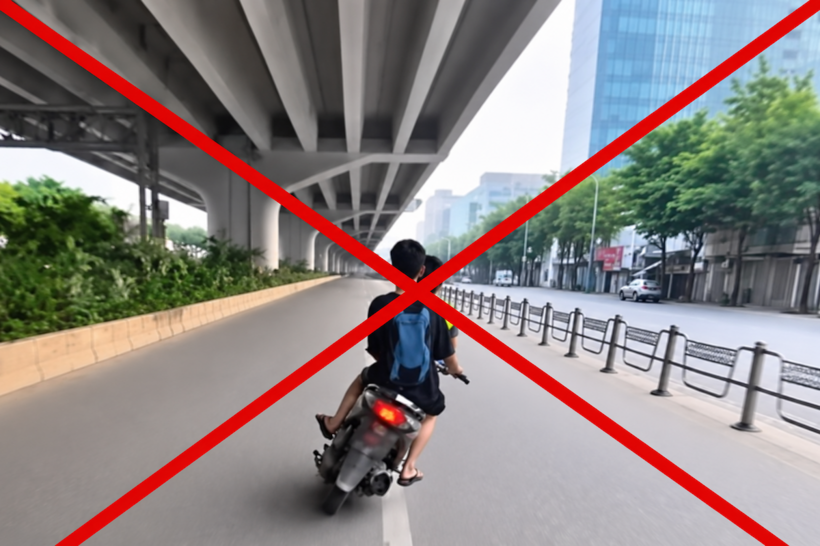 Hình ảnh 2 thanh niên đi xe máy lạng lách đánh võng trên đường. Ảnh: Công an TP. Hà Nội