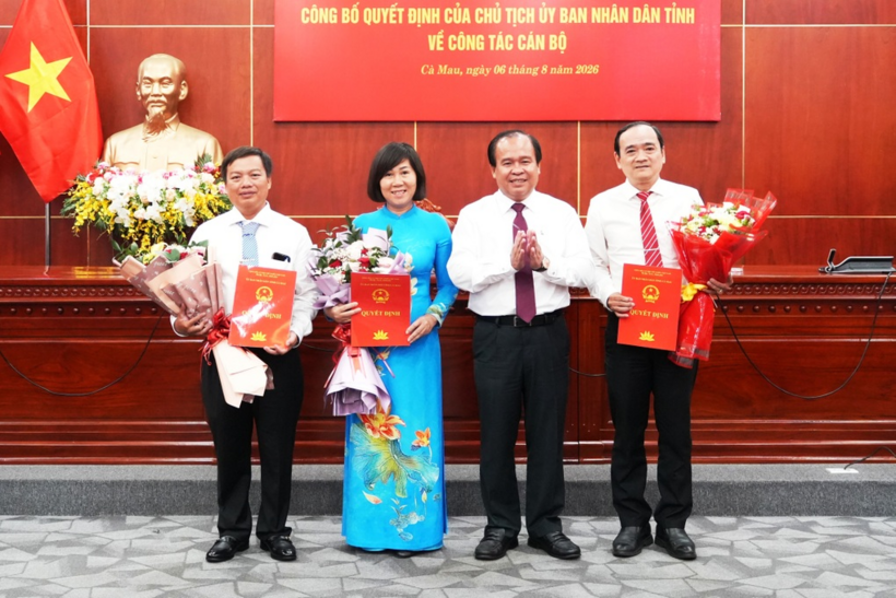 Lãnh đạo UBND tỉnh Cà Mau trao quyết định cho các cán bộ. Ảnh: Dân trí