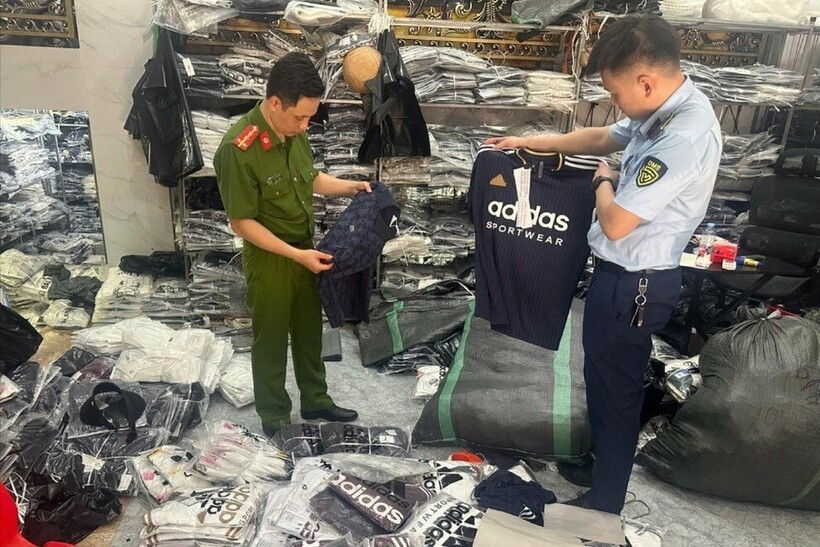 Lực lượng Quản lý thị trường Hà Nội kiểm tra hàng hóa tại một cơ sở kinh doanh trong đợt cao điểm kiểm soát thị trường. Ảnh: QLTTHN.